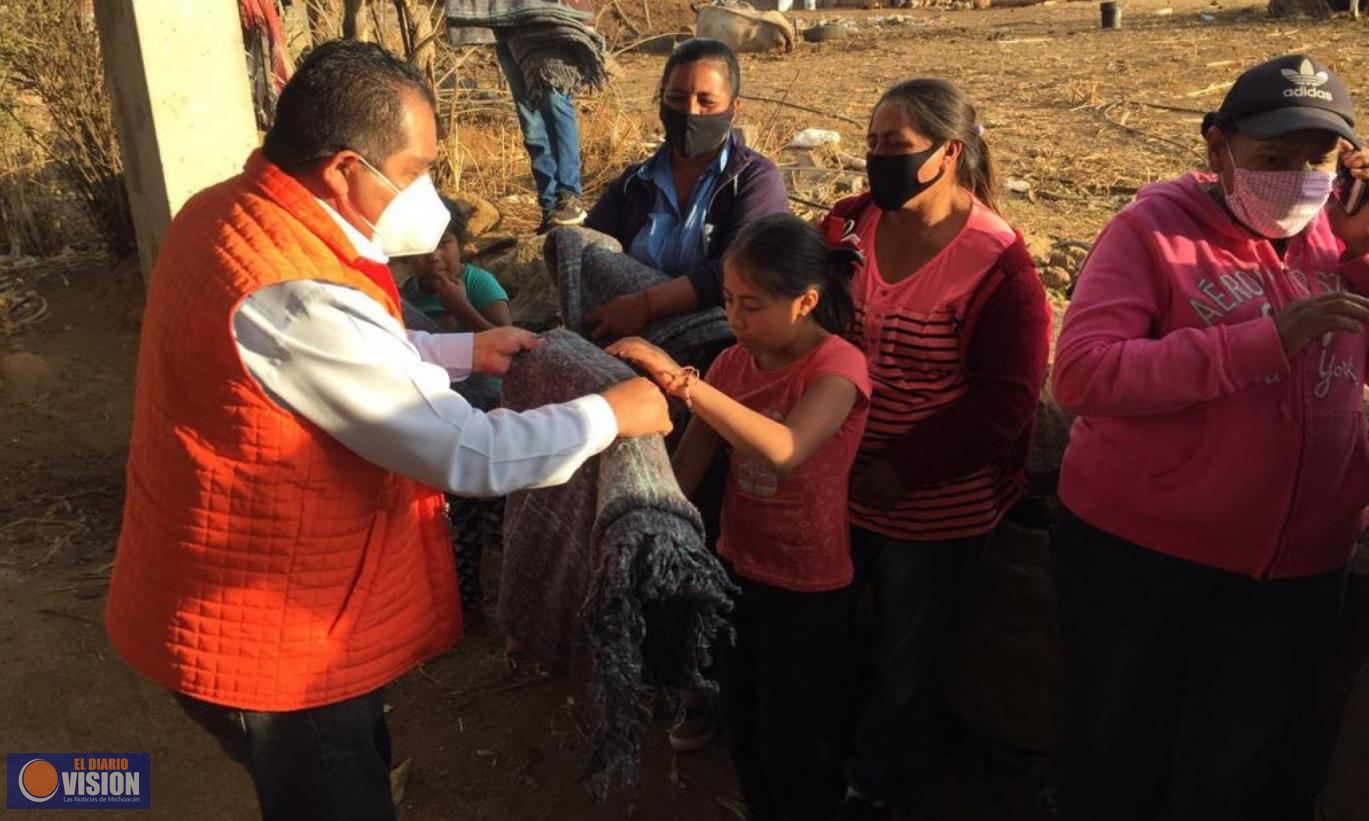 Lupillo Aguilera beneficia a la comunidad El Zapote en Pátzcuaro con programa Cuida y Cobija