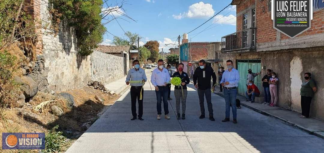 Entrega Luis Felipe León Balbanera obra de pavimentación en la comunidad de la Virgen 