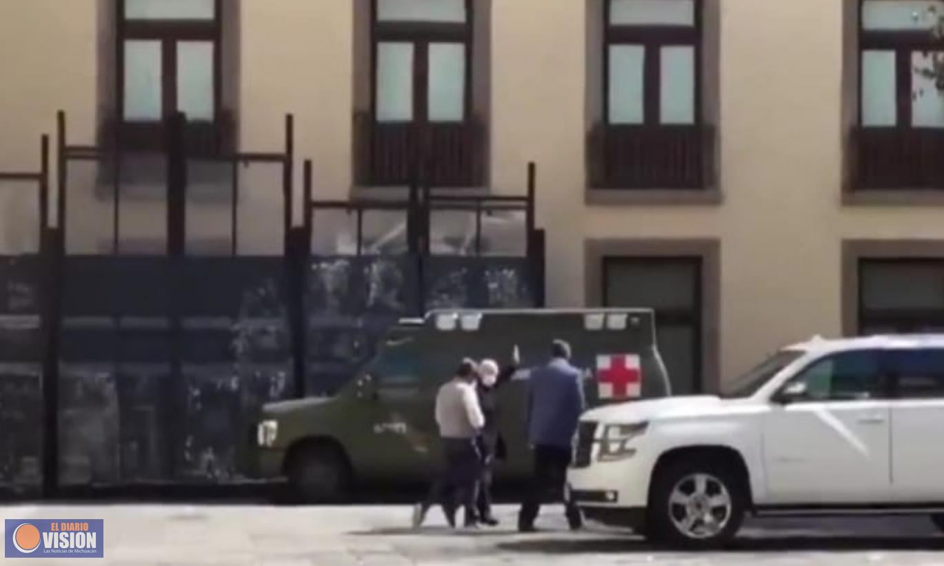 El Presidente López Obrador, sale a tomar el sol, en Palacio Nacional