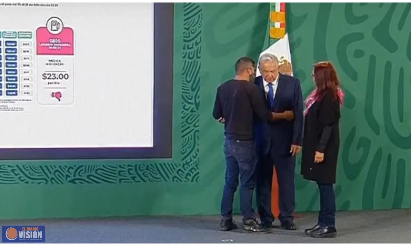 Joven irrumpe en conferencia matutina y aborda a López Obrador