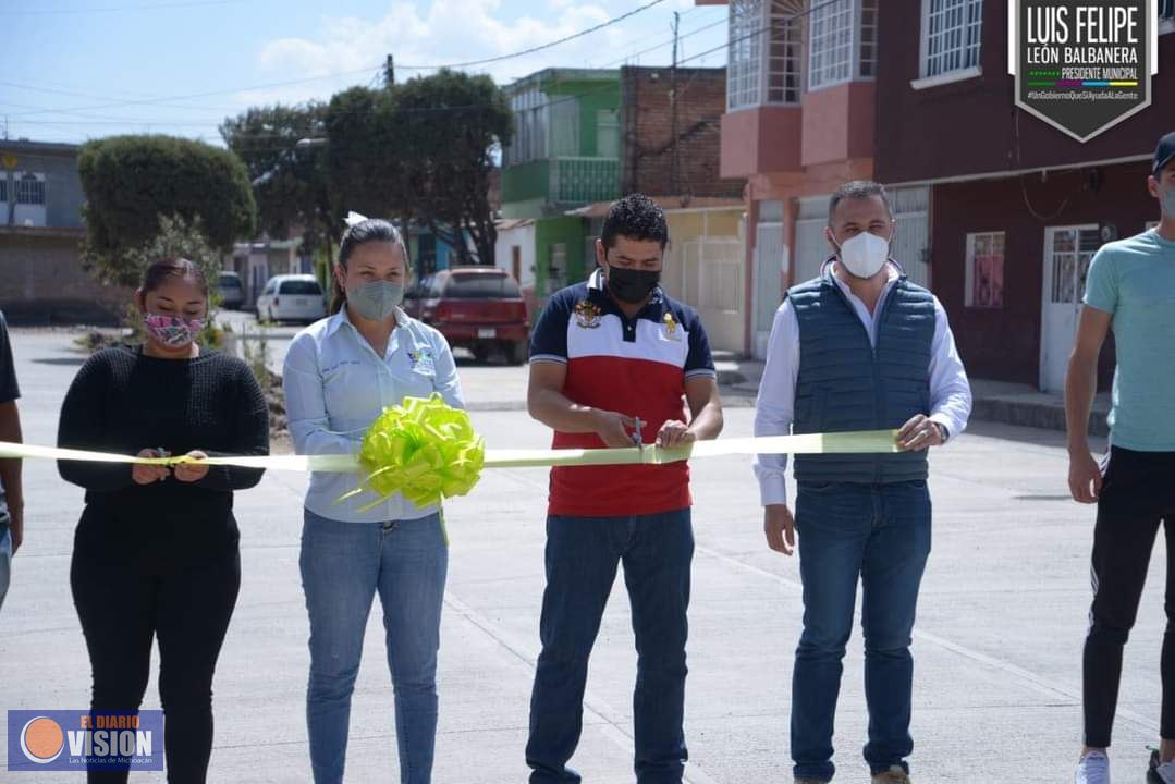 Entrega Luis Felipe León Balbanera obra de pavimentación en la colonia 18 de Mayo 