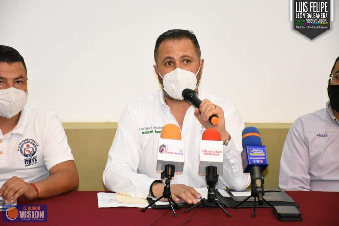 Entrega Luis Felipe León Balbanera predio para oficinas de la CNTE en Zacapu 