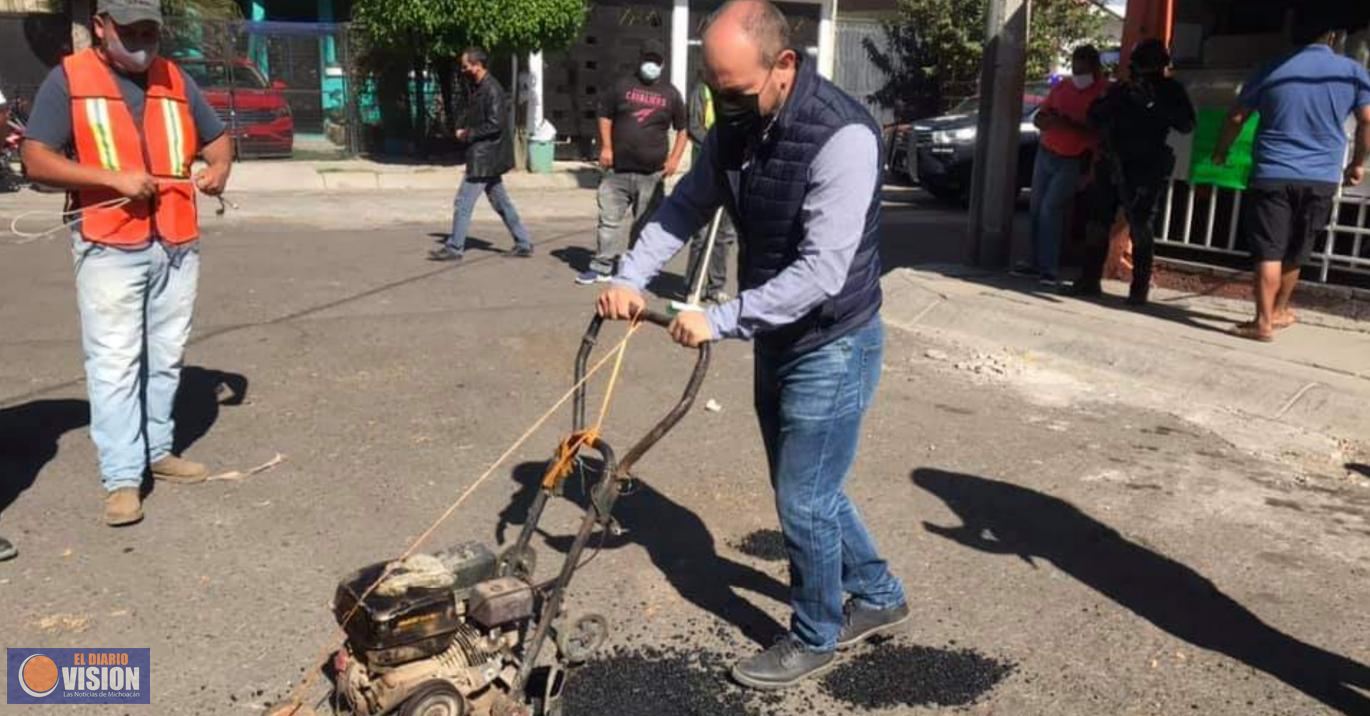 Pone en marcha Eric Gaona García campaña de bacheo en Tarímbaro