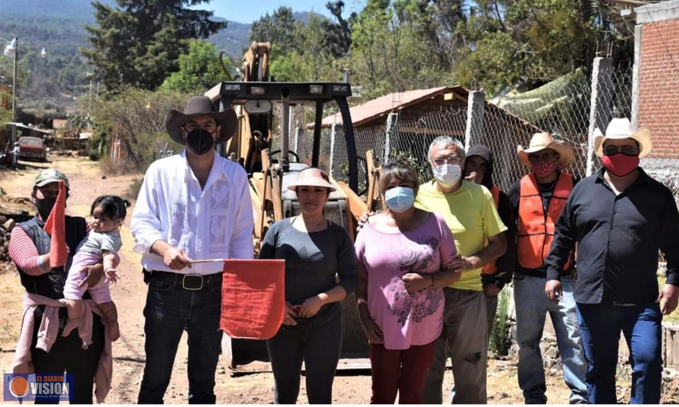 Adrián Melgoza, puso en marcha la rehabilitación de la red de agua potable en la colonia las Palmas