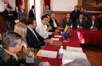 Entrega IEM expediente de consulta en Cherán 