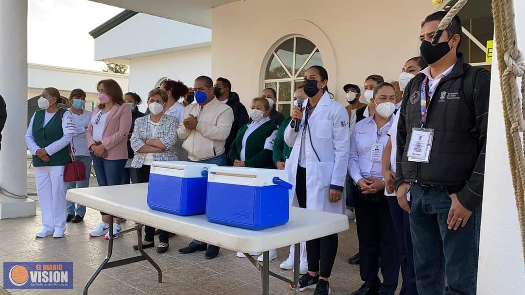 Más de Mil personas vacunadas en el primer día de vacunación en Coeneo