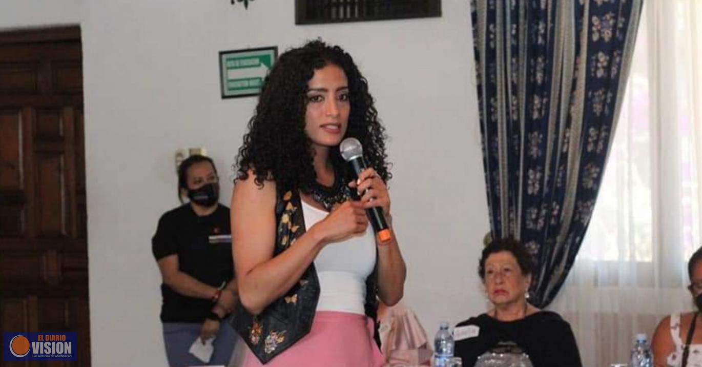 Mujeres empresarias de Uruapan escuchan a Edna Díaz.