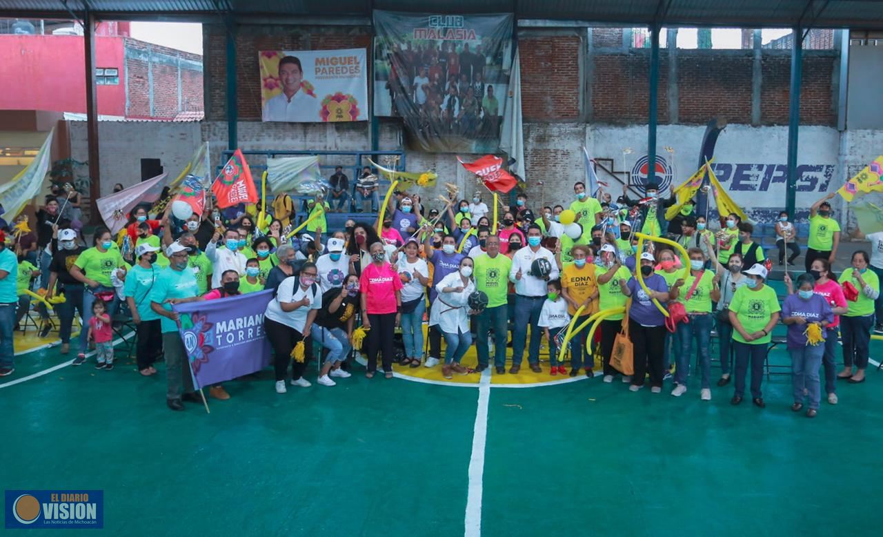 Gran recibimiento dan a Miguel Paredes en el Barrio de La Magdalena 