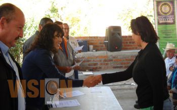 Pobladores de Huandacareo beneficiados con escrituras por parte del gobierno del estado   