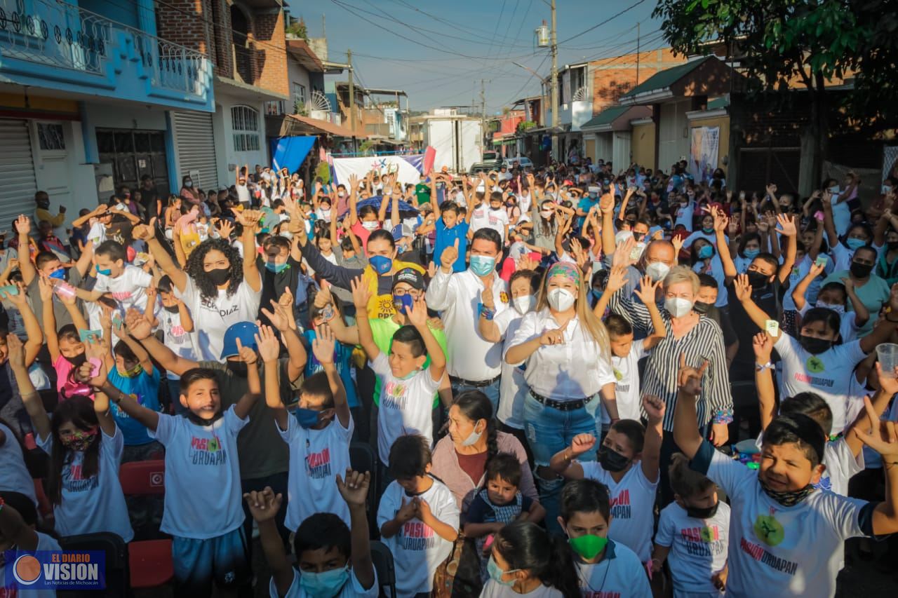 Firma Miguel Paredes compromisos con habitantes de la colonia 18 de Marzo