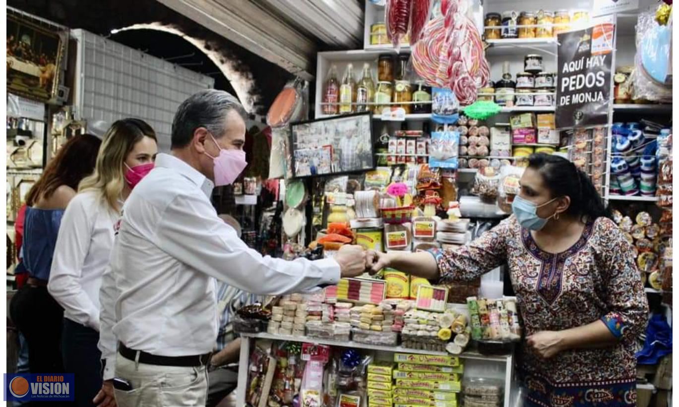 Sergio Sistos, reiteró su compromiso de apoyar a comerciantes del mercado de dulces