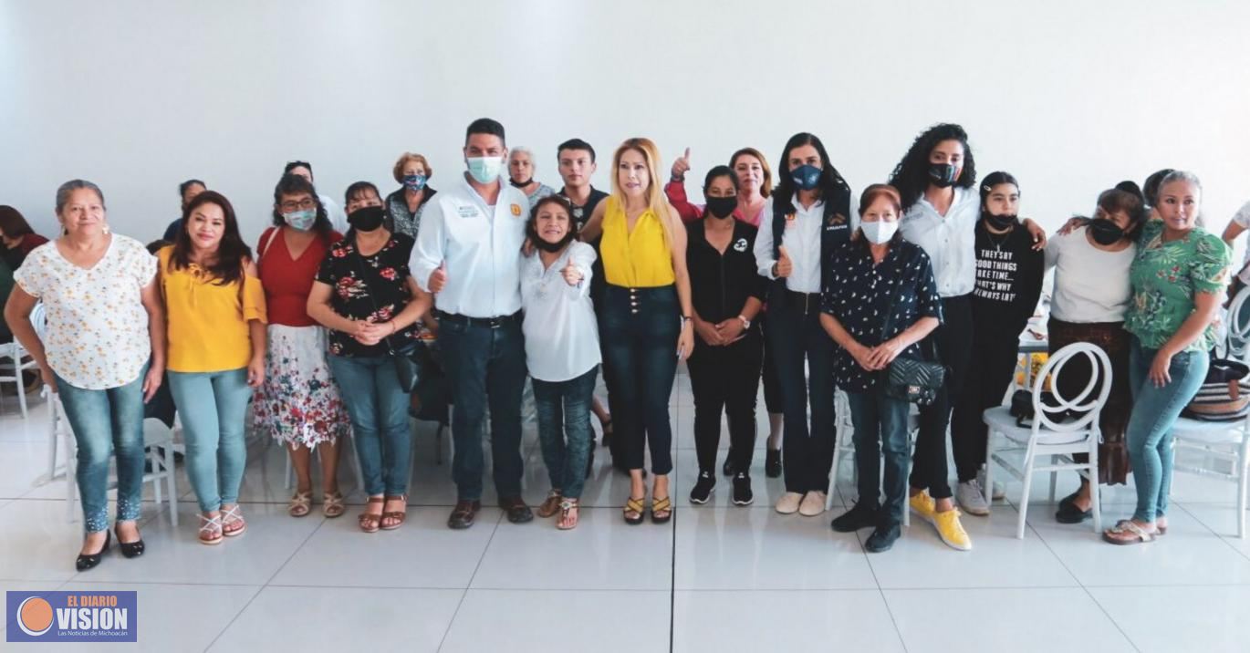 Mujeres arropan a Miguel Paredes por ser persona de convicciones y trabajo