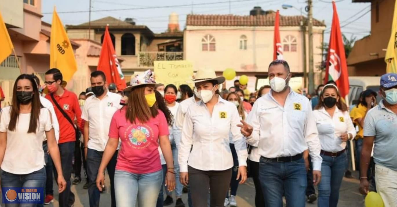 Realiza Luis Felipe León Balbanera, caminata por colonias de Zacapu