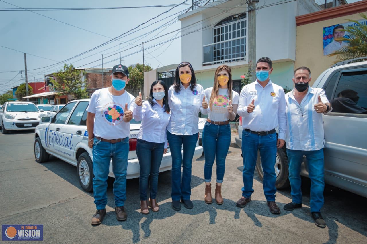 Se compromete Miguel Paredes con taxistas de Radio Taxi Especial a generar programas sociales.