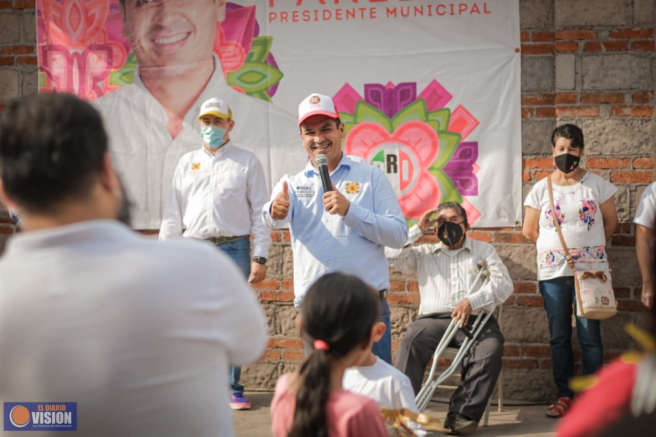 Va Miguel Paredes por regularización de servicios en colonias de Uruapan 