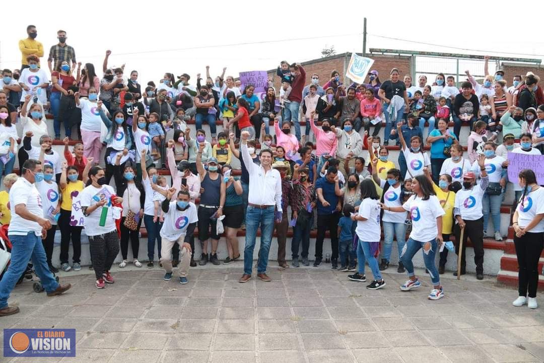 Alfonso Martínez Alcázar se compromete a conectar el pozo de agua en la Aldea