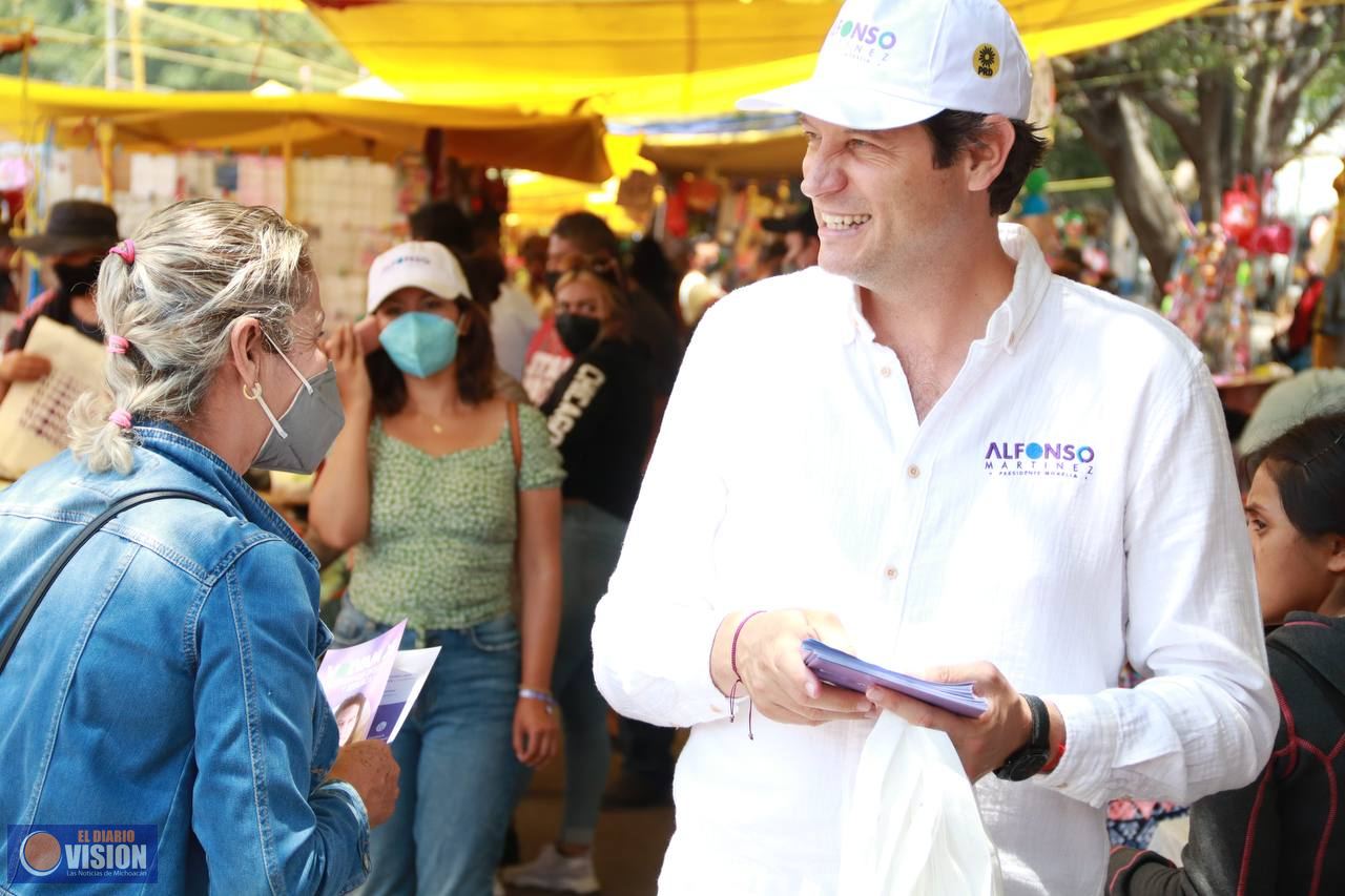 Sin parar, Alfonso Martínez recorre los tianguis de Morelia 