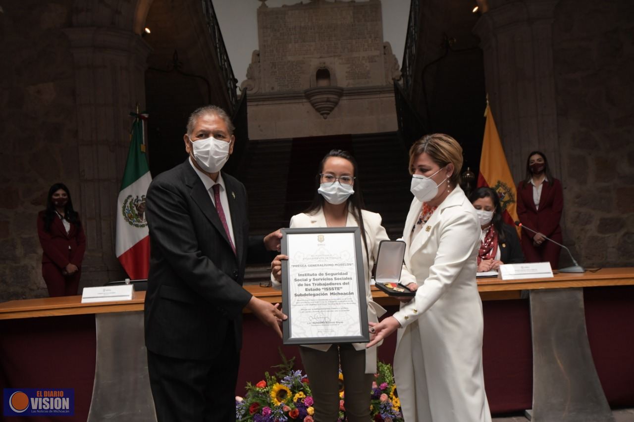 Gobierno de Morelia otorga presea Generalísimo Morelos al Sector Salud