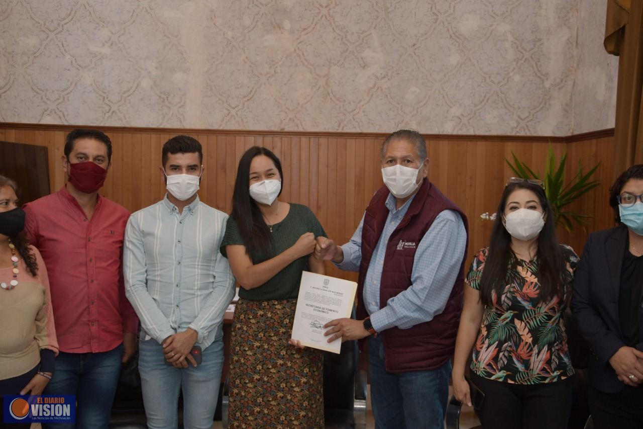 Entrega Humberto Arróniz nombramiento a nueva titular de SEFECO