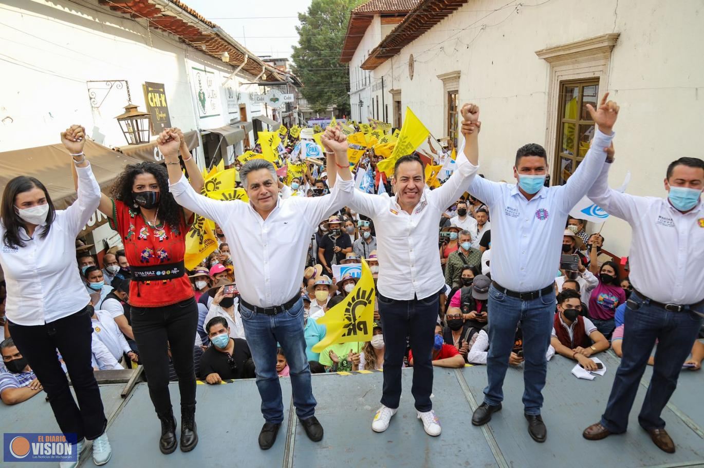 Poncho Mares y más de 9,987 morenistas de Uruapan, se van con Carlos Herrera