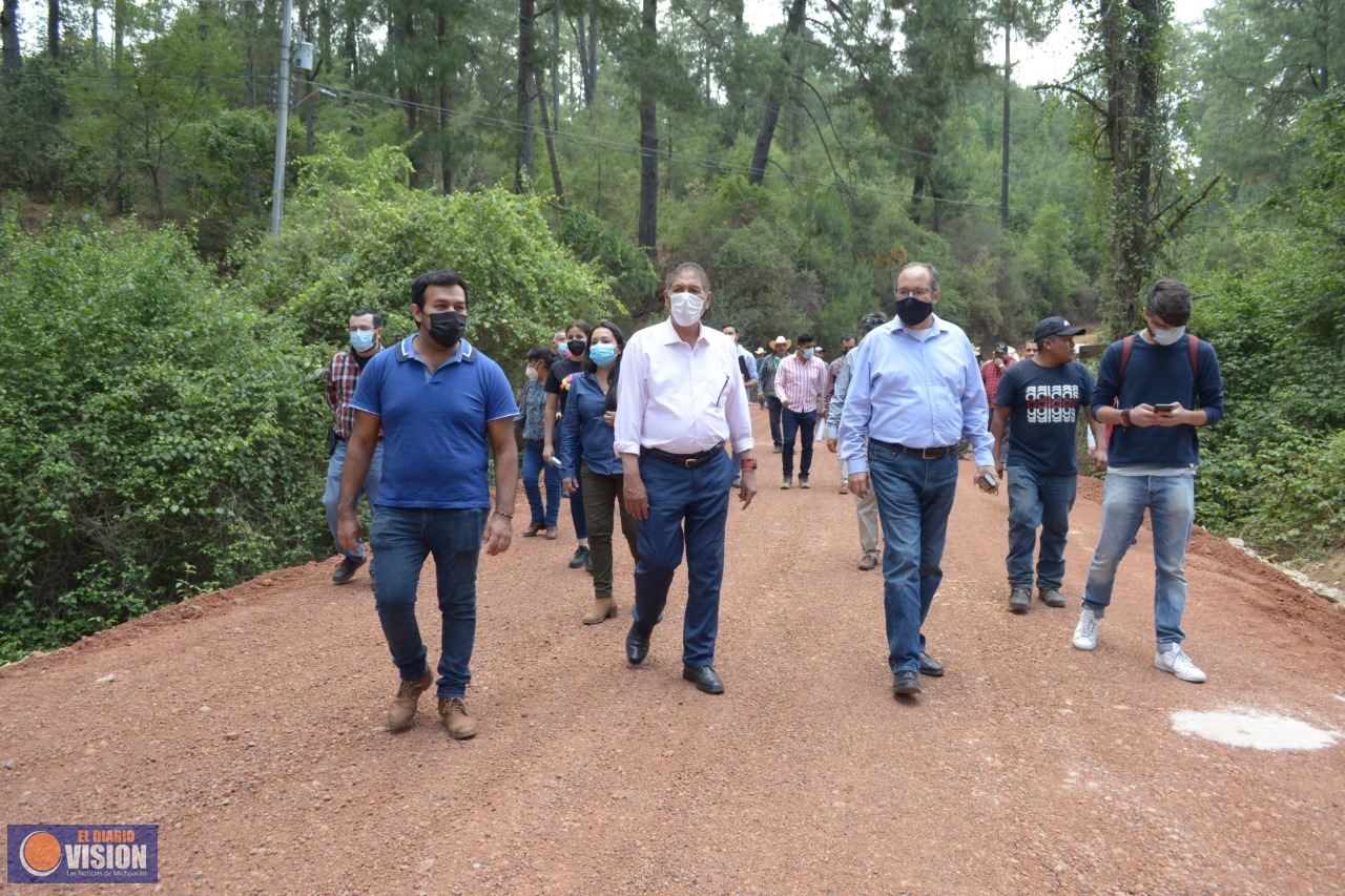 Humberto Arróniz supervisa avance de obra en camino  Atécuaro-Puerto Madroño