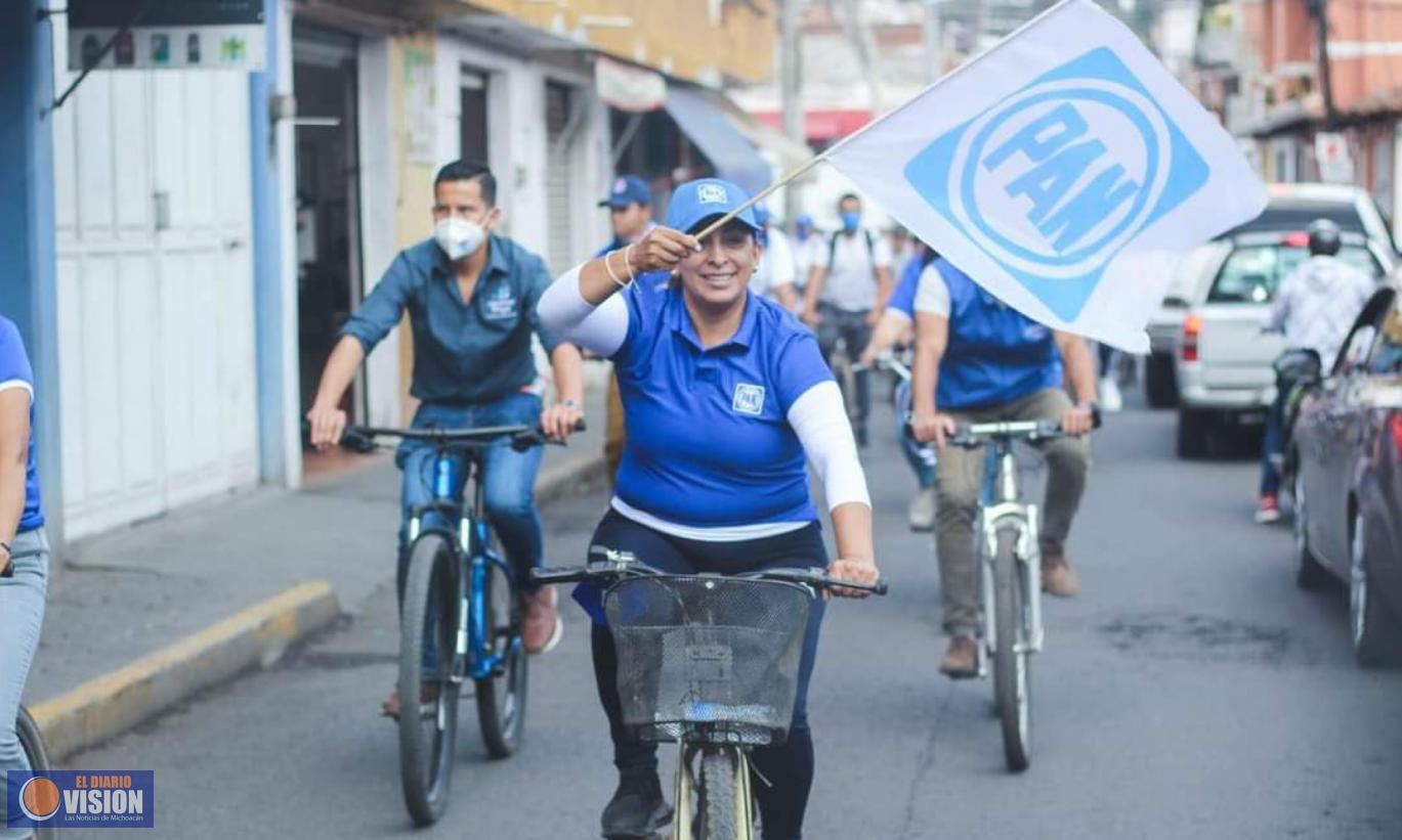 Alma Mireya González, llevó a cabo una bicicleteada por las principales calles de Quiroga