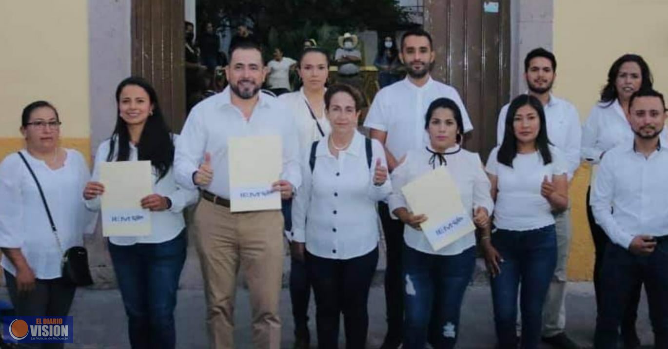 Humberto González, recibe constancia 