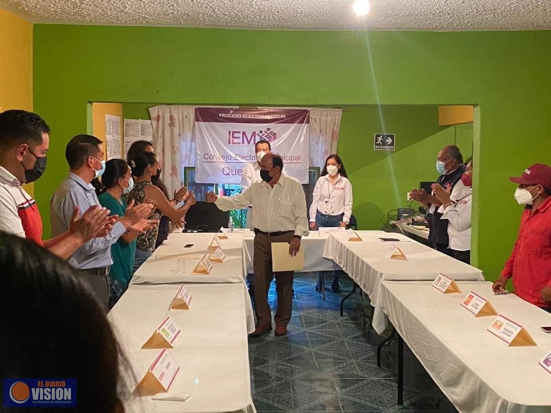 Salvador Camacho Serrato, recibió la constancia que lo acredita como alcalde electo de Queréndaro