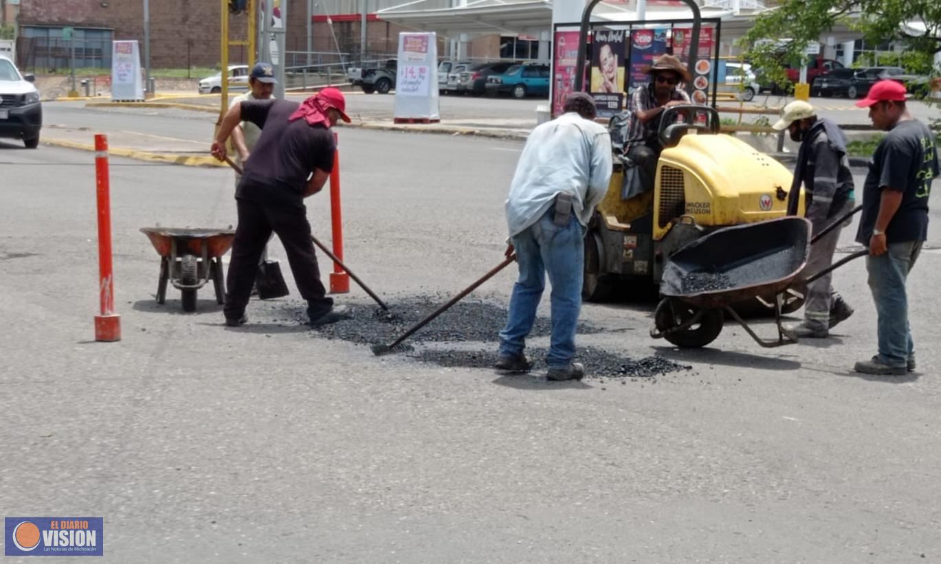 Mantiene Obras Públicas bacheo en vialidades del municipio