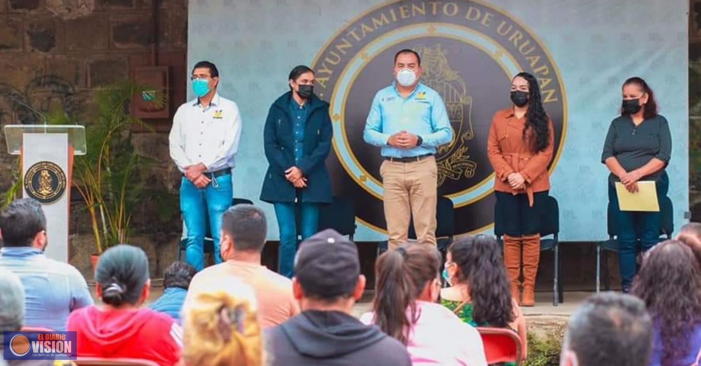 Luis Manuel Magaña, entregó Material a 965 familias