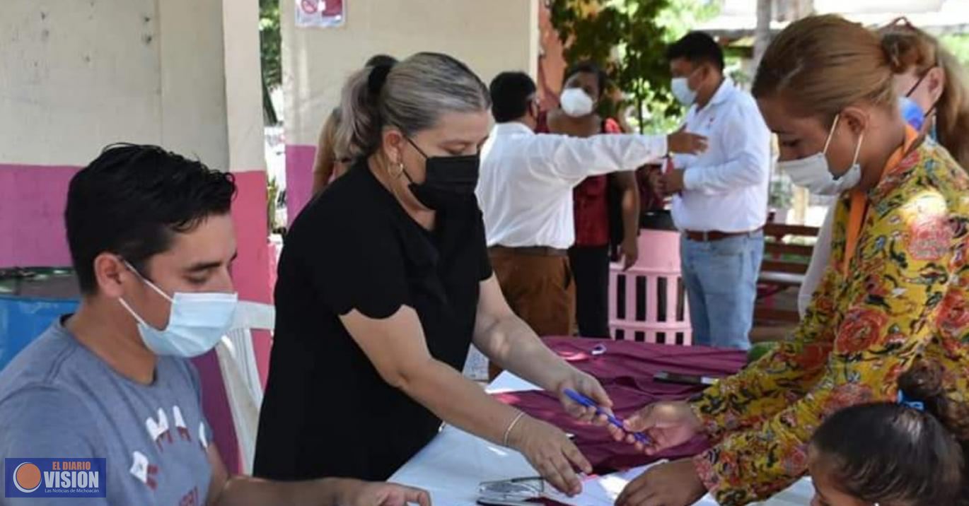 Sistemas DIF de Lázaro Cárdenas y Estatal entregan becas a personas con discapacidad