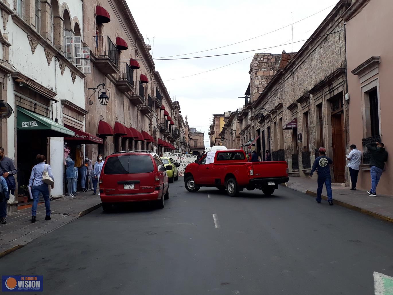 Indígenas, toman Secretaría de Hacienda y bloquean calle Abasolo 