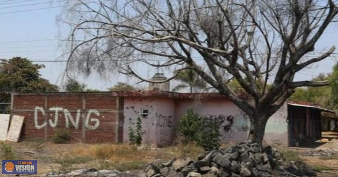 En Aguililla, Se enfrentan civiles y soldados