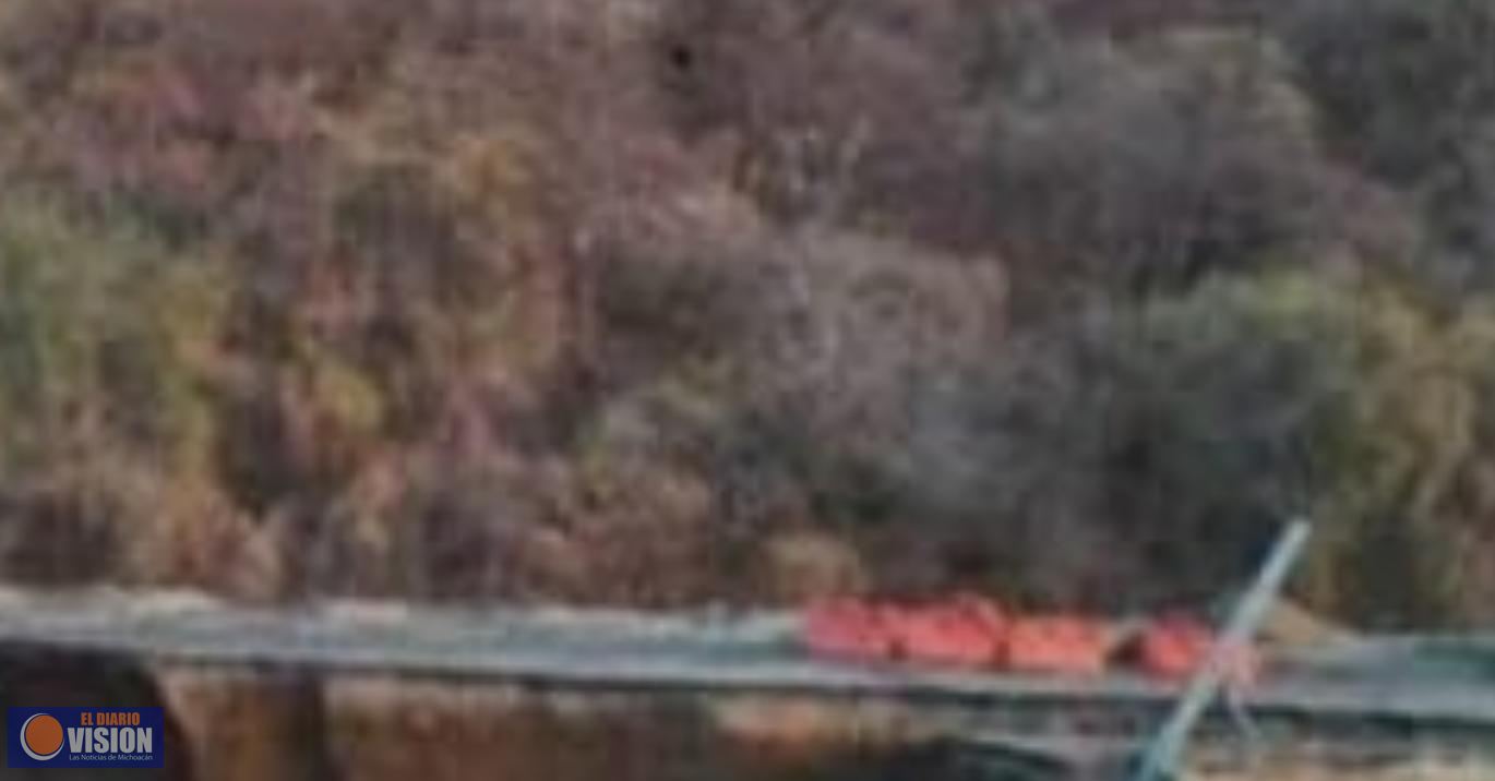 Cierran la autopista Siglo XXI, deslave en la Presa J. Múgica 
