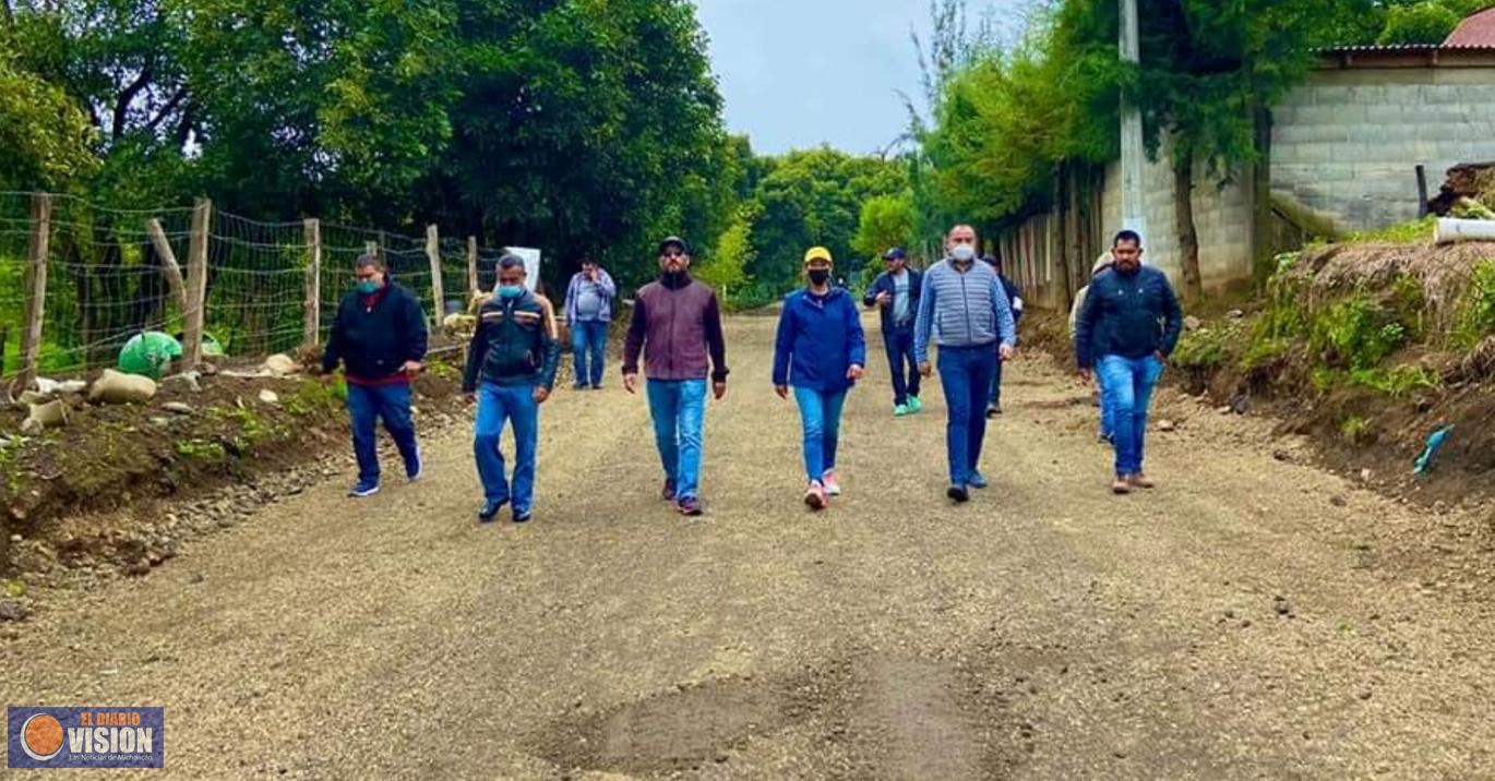 Luis Manuel Magaña, recorrió obras en Santa Ana Zirosto 