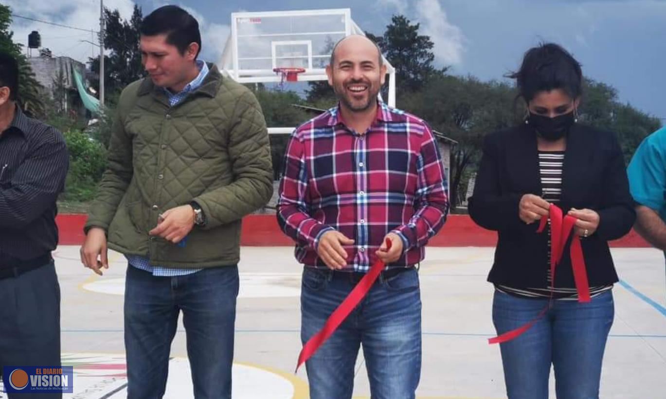 Eric Gaona García, inauguró la cancha de basquetbol en la comunidad de Santa Cruz