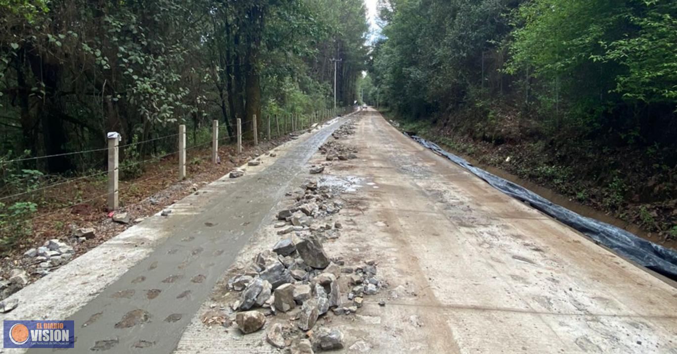 Continúa construcción del camino rural Atécuaro-Puerto Madroño