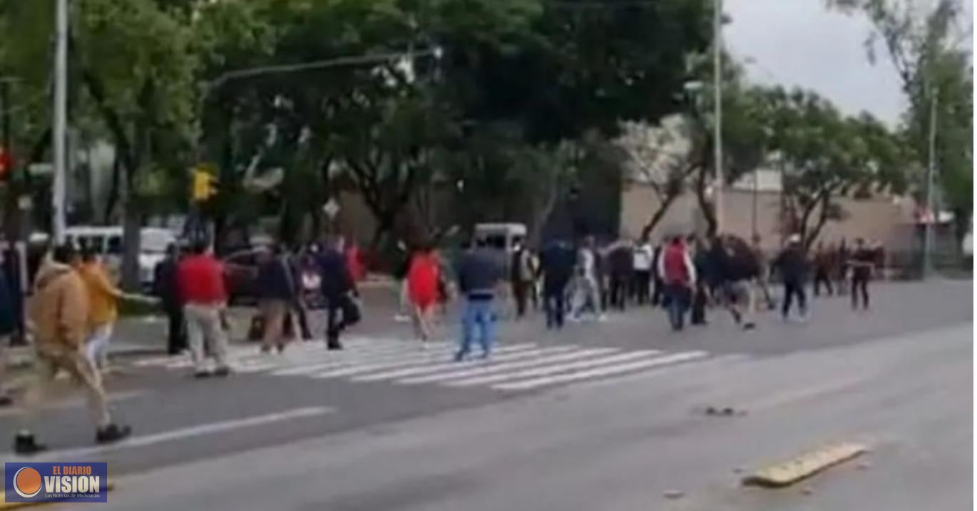 Se enfrentan grupos de Priistas en la sede del CEN del PRI en al CDMX