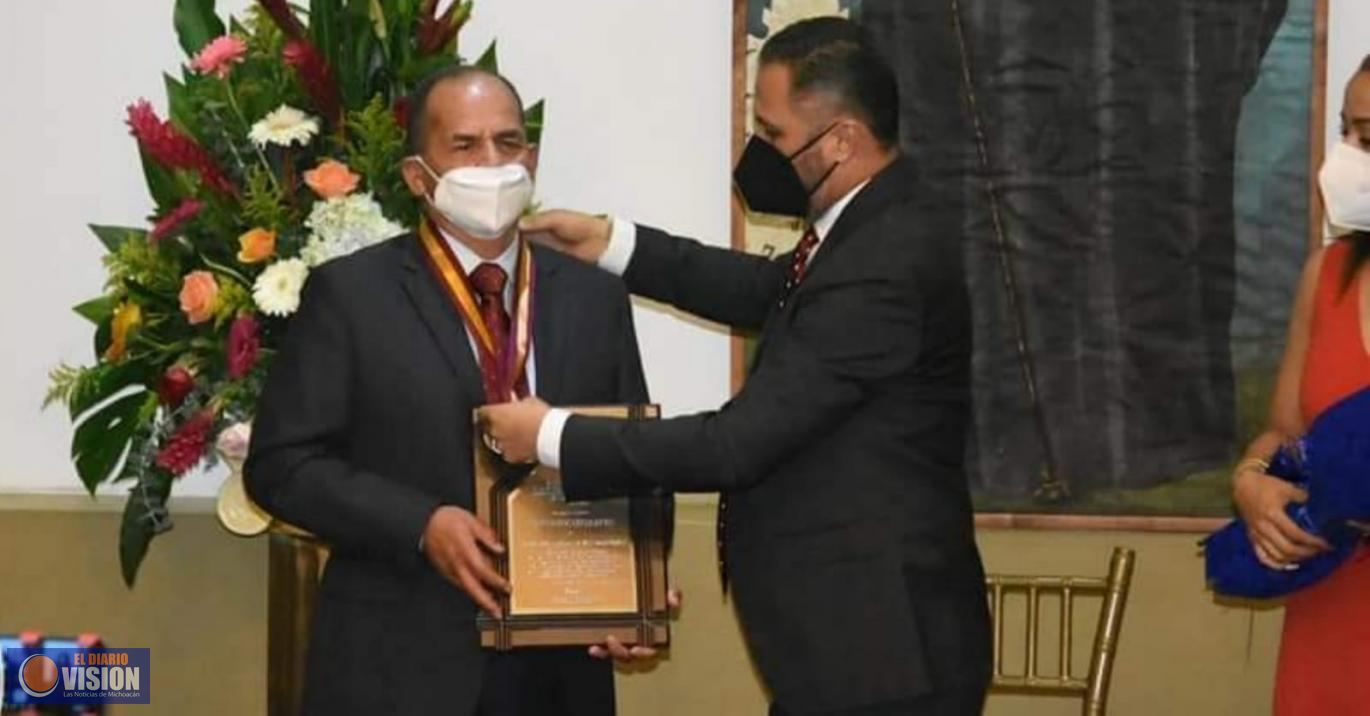 Gobierno de Zacapu, Galardona al Profesor Arturo Chavez Martinez con la presea 