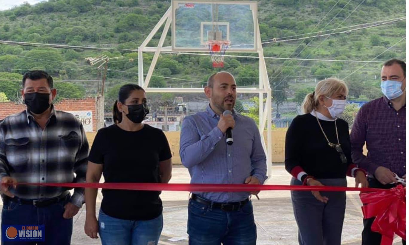 Eric Gaona, inauguró la techumbre de la cancha despótica en la Cañada de la Magdalena 