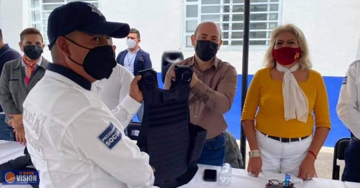 Eric Gaona García, entregó equipamiento al personal de Seguridad Pública