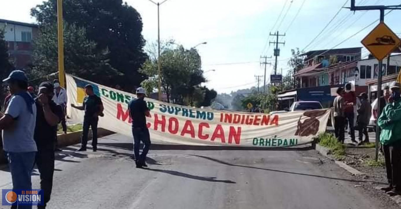 Comunidades purépechas, toman cinco carreteras, en apoyo a procesos de autonomía.