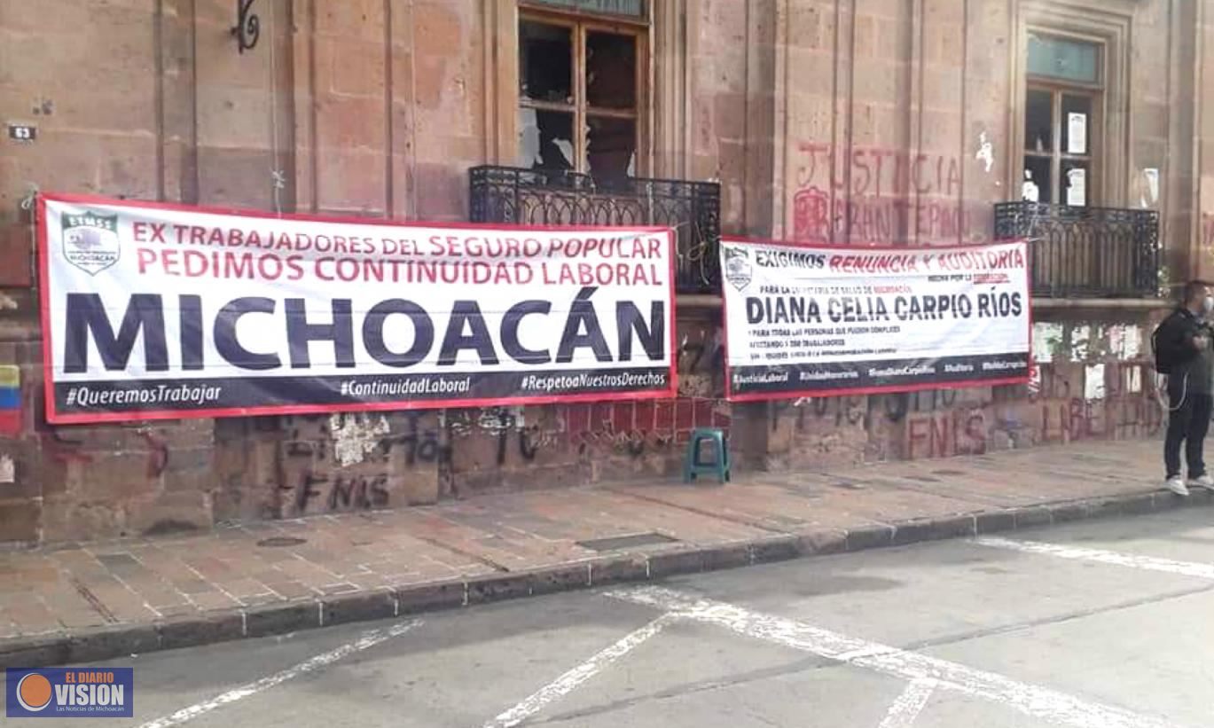 Ex trabajadores del extinto Seguro Popular en Michoacán, se manifiestan por falta solución 