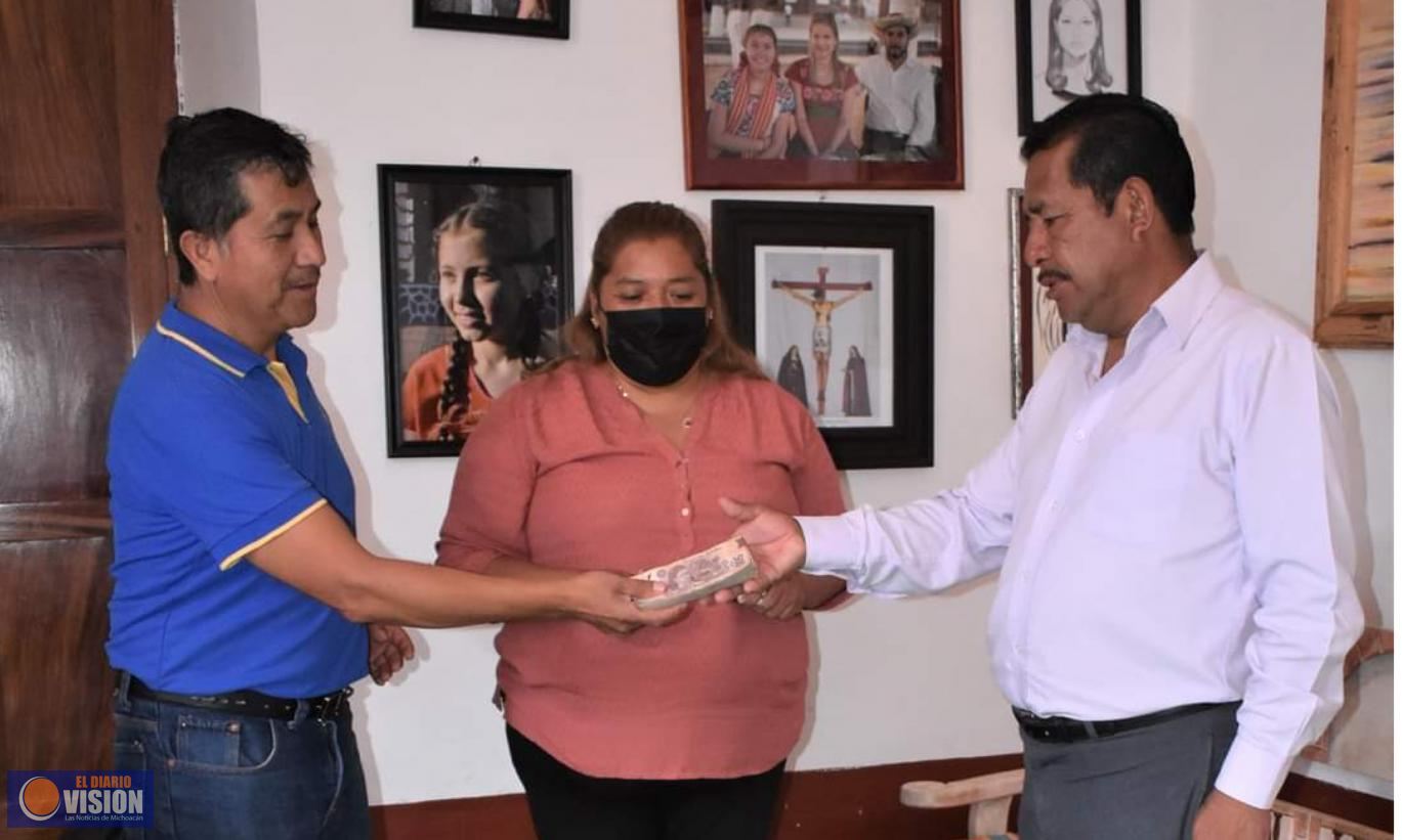 Ayuntamiento de Erongarícuaro entregó apoyo económico al Representante de Bienes Comunales