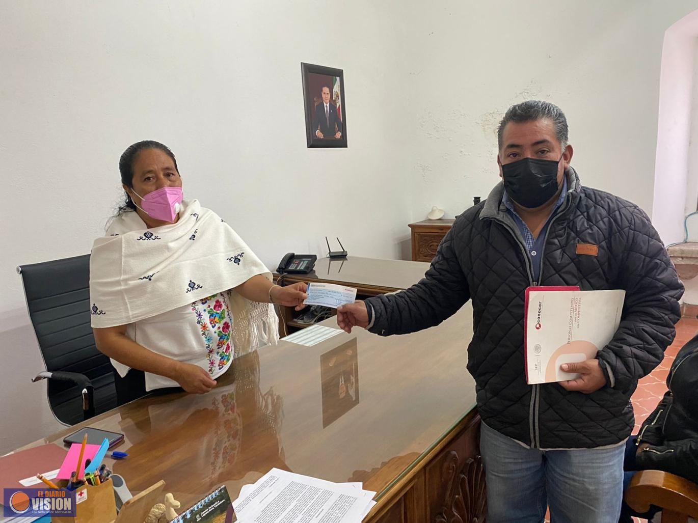 Reciben artífices del IAM financiamientos para adquirir materia prima