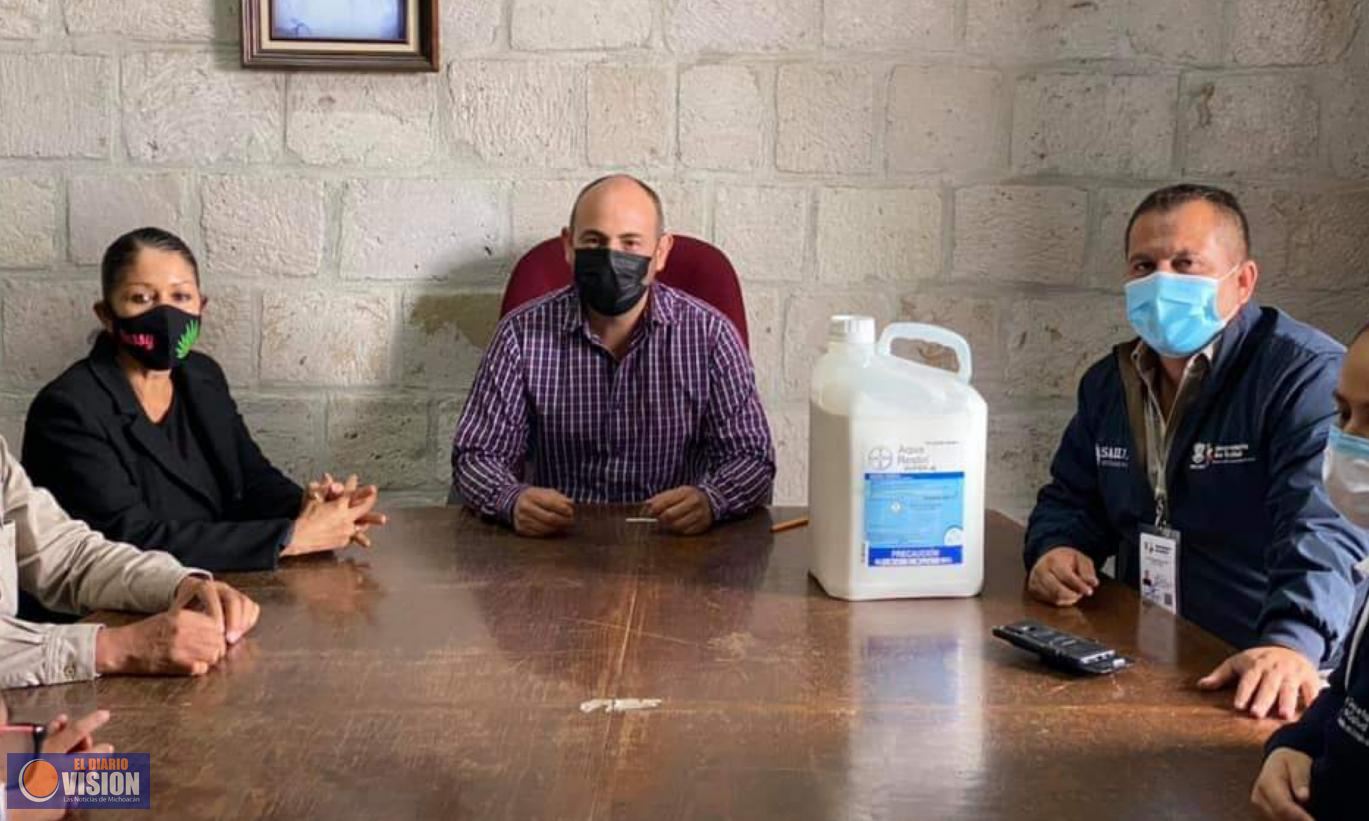 Eric Gaona y personal de la SSM tratan el tema del mosquito transmisor del dengue