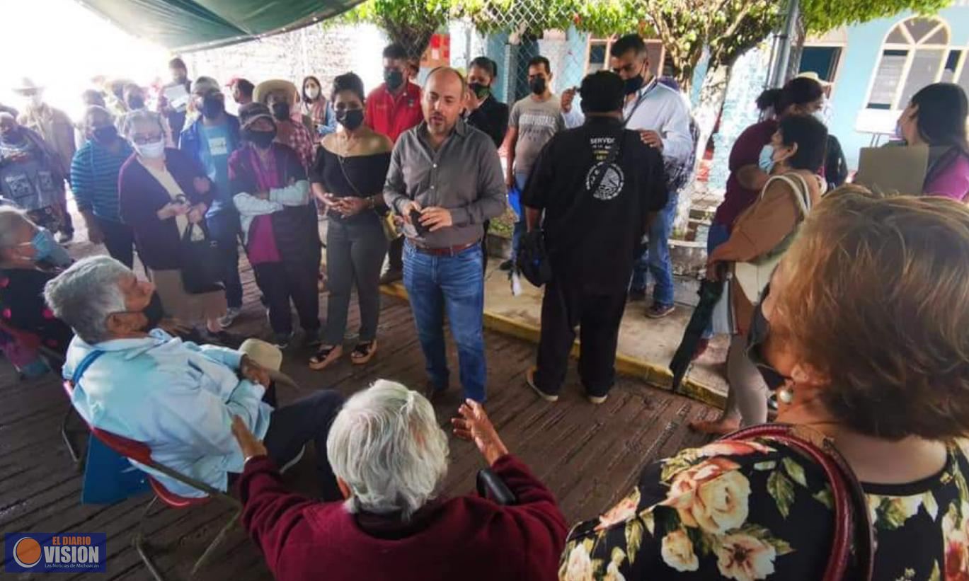 Eric Gaona, entregó apoyos del programa de bienestar social para el adulto mayor en tenencia