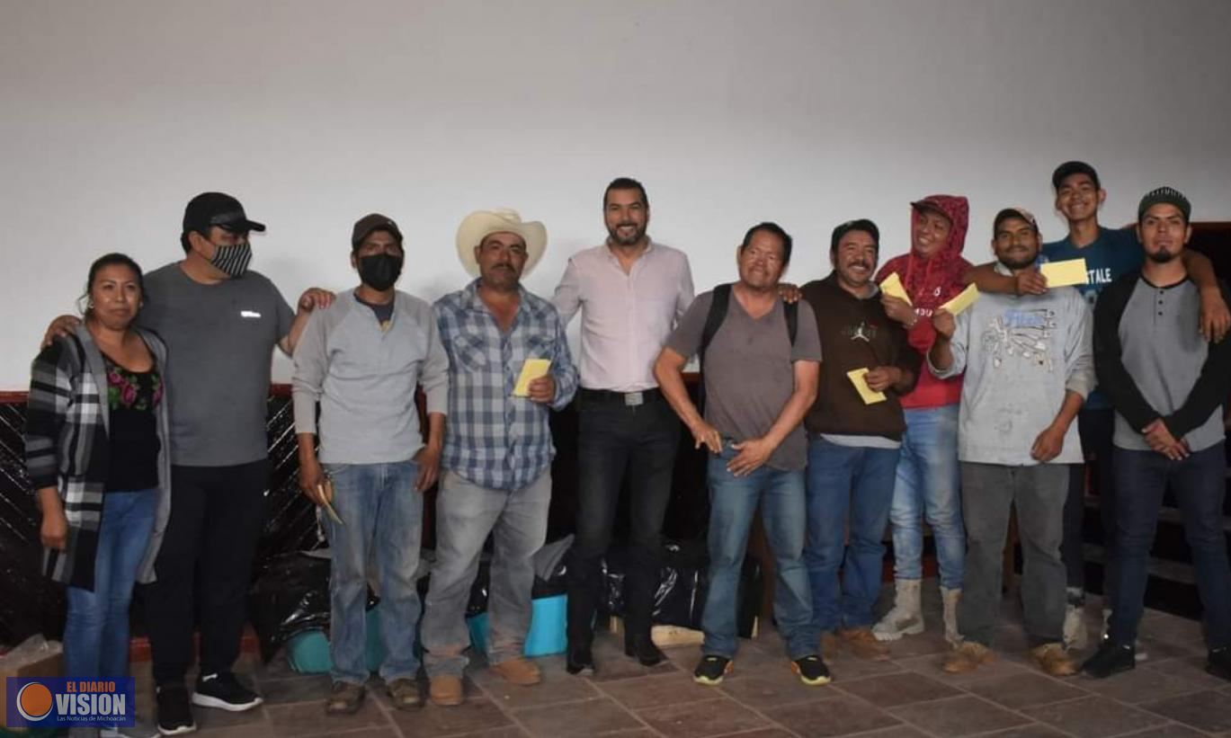 Adrían Melgoza, entregó un bono en agradecimiento a la 