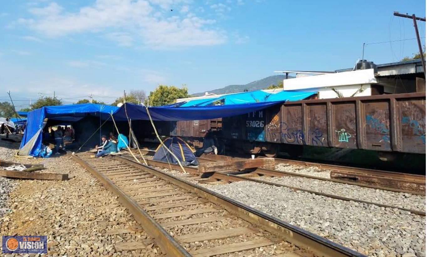 13 trenes se encuentran varados por el bloqueo a las vías del tren en Caltzontzin