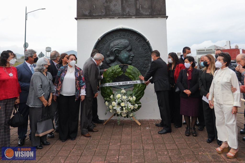 Gobierno de Morelia, depositó ofrenda floral en honor a Doña Amalia Solórzano de Cárdenas 